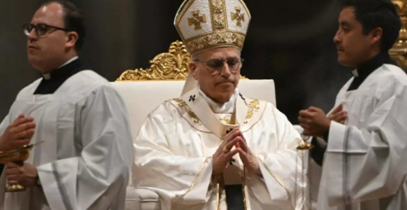 Pope marks first Easter under cloud of Mideast war